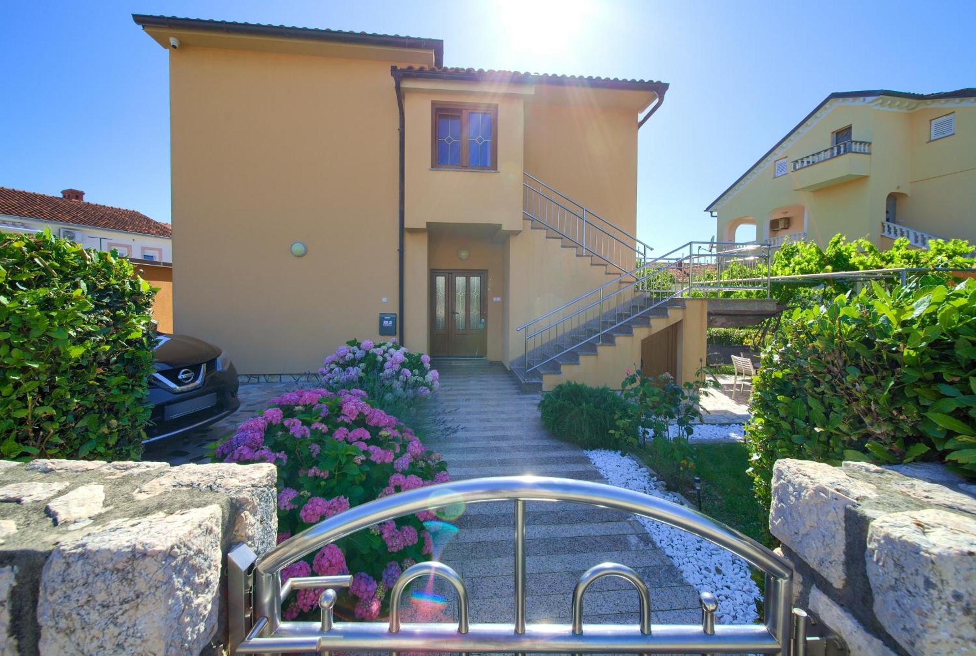 Apartment Bazina - Airconditioning, Parking, 500M From The Beach Krk Town Exteriör bild